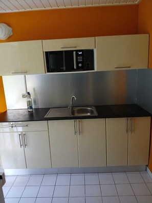 Private kitchen - Vrbo Property (Saint-Louis)