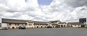 Exterior - DOUBLE QUEEN Room Cozy in Thief River Falls (Thief River Falls)