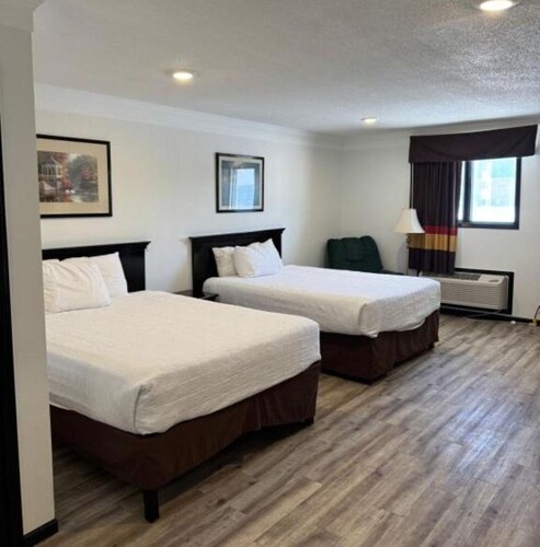 DOUBLE QUEEN Room Cozy in Thief River Falls