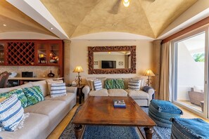 TV - Ocean Blue Beachfront Condo in Puerto Aventuras (Puerto Aventuras)