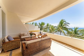 Unclassified image, 4 of 56, button - Ocean Blue Beachfront Condo in Puerto Aventuras (Puerto Aventuras)