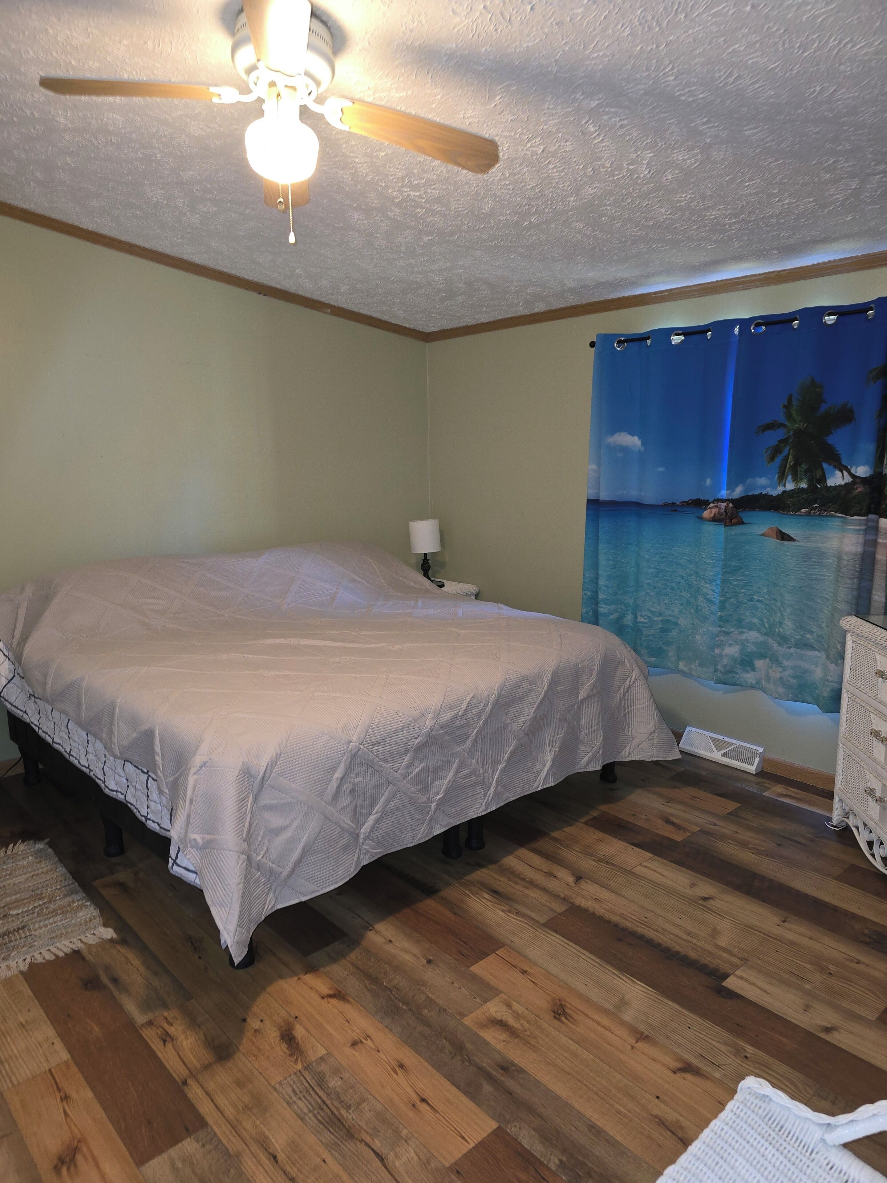 3 bedrooms, iron/ironing board, bed sheets, wheelchair access