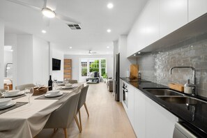 Private kitchen - Coastal Calm on Bellevue—Steps from the Beach (Hove)