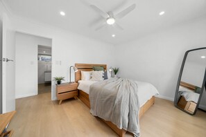 2 bedrooms, iron/ironing board, WiFi, bed sheets - Coastal Calm on Bellevue—The Idyllic Beach Life (Hove)
