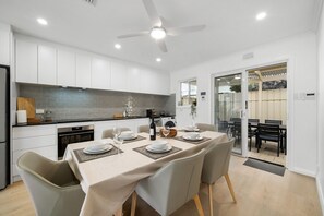 Fridge, oven, stovetop, dishwasher - Coastal Calm on Bellevue—The Idyllic Beach Life (Hove)