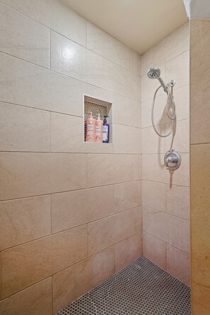 Douche, sèche-cheveux, serviettes fournies, savon