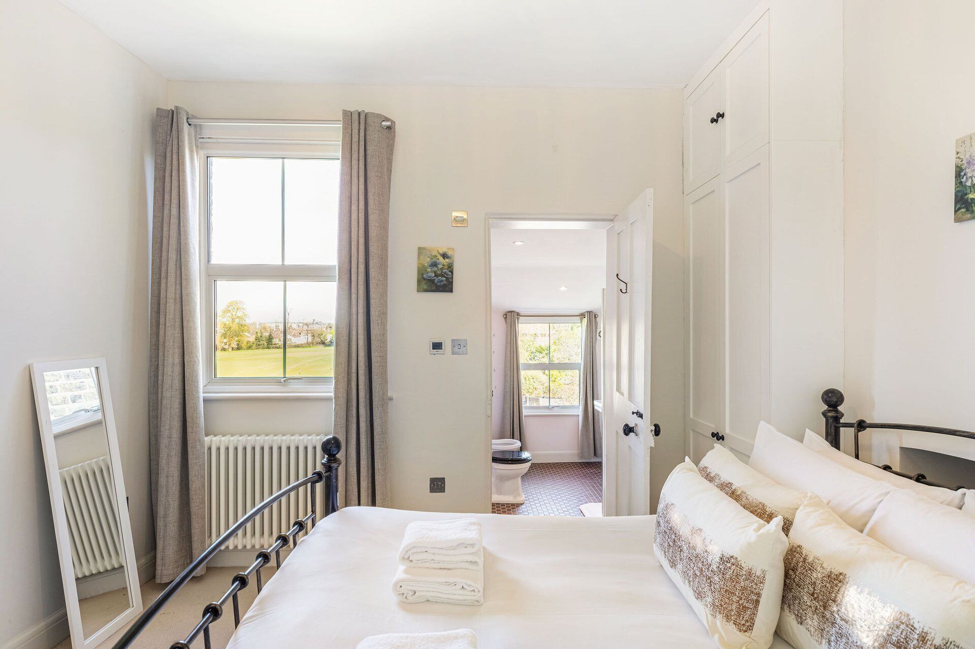 2 bedrooms, iron/ironing board, Internet