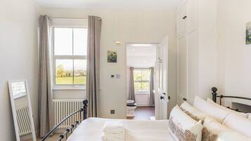 2 bedrooms, iron/ironing board, Internet