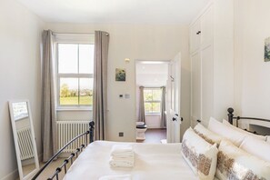 Unclassified image, 5 of 31, button - GuestReady - Chic Harrow Retreat with Garden Oasis (London)