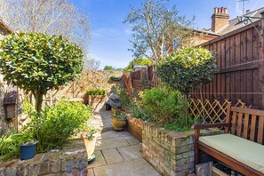 Unclassified image, 3 of 31, button - GuestReady - Chic Harrow Retreat with Garden Oasis (London)