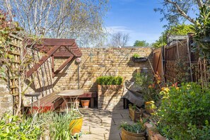 Unclassified image, 2 of 31, button - GuestReady - Chic Harrow Retreat with Garden Oasis (London)