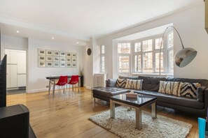 TV - GuestReady - Chic London Retreat with Balcony (London)