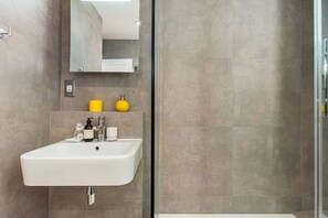 Een douche, een haardroger, handdoeken