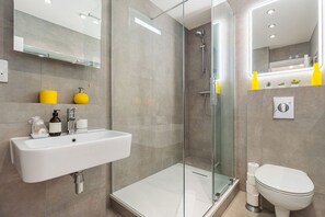 Shower, hair dryer, towels - GuestReady - Chic London Retreat with Balcony (London)