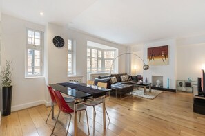 TV - GuestReady - Chic London Retreat with Balcony (London)