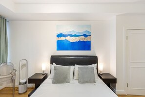 2 slaapkamers, een strijkplank/strijkijzer, internet, beddengoed