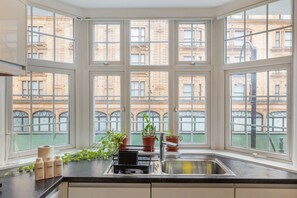 Fridge, microwave, oven, dishwasher - GuestReady - Chic London Retreat with Balcony (London)