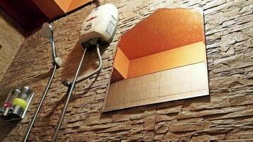 Basic-Studio, Balkon, Stadtblick | Badezimmer