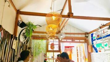 Studio, balcon, vue ville | Intérieur