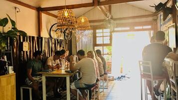 Basic Studio, Balcony, City View | Dining