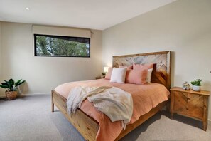 4 chambres, bureau, fer et planche à repasser, lit de bébé portatif