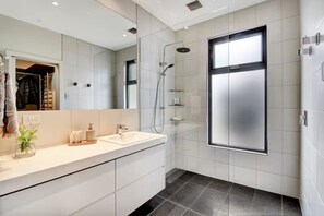 Hair dryer, towels - Luxury Family Getaway|Pool|Open Fire|Chefs Kitchen|Two Living Rooms (Mansfield)