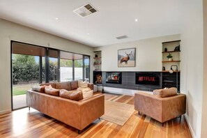 Smart TV, fireplace