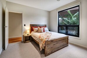 4 chambres, bureau, fer et planche à repasser, lit de bébé portatif