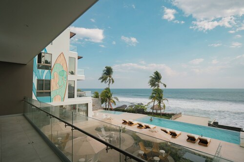 Sunset Surf Getaway  3BR/3BA Condo in El Zonte