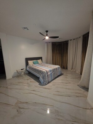 3 bedrooms, WiFi, wheelchair access - Luxury Marble Estate w/Grand Ceilings,Designer Interiors & Elegant Living Spaces (Fountain Hills)