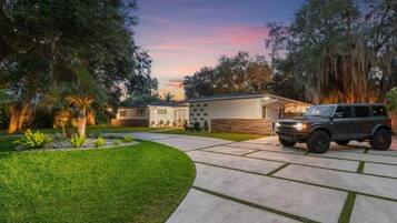 Facciata della struttura - sera/notte