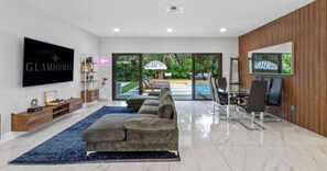 Living room - Entertaining Villa by Glam Homes (North Miami Beach)
