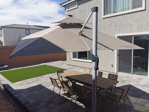 Outdoor dining - Spacious 5-bedroom house in beautiful Las Vegas with AC (Las Vegas)