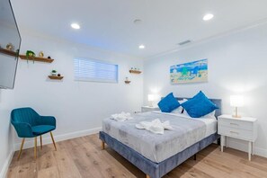 Tabla de planchar con plancha, wifi gratis y ropa de cama 