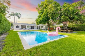Una piscina al aire libre