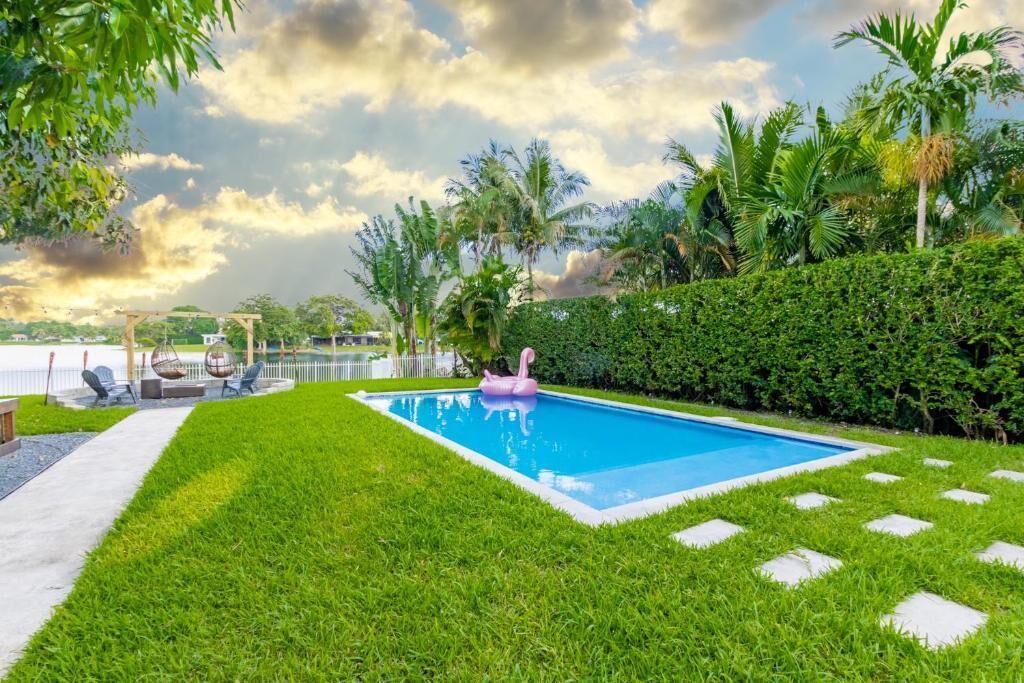 Una piscina al aire libre