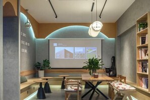 Studio Klasik, balkon, pemandangan kota | Tempat makan