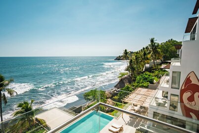 Sun & Salt Getaway  2B/3BA Condo in El Zonte