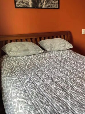 3 habitaciones, tabla de planchar con plancha, wifi y ropa de cama 
