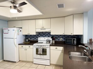 Private kitchen - Waterfront 2BR – Pool, Dock & River Views (Port Charlotte)