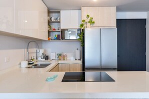 A modern kitchen with a stainless steel refrigerator, a built-in oven, and a sink. - ¡De lujo en Santa Lucía! Gym, Cajón 7H 3BR|2br (Monterrey)