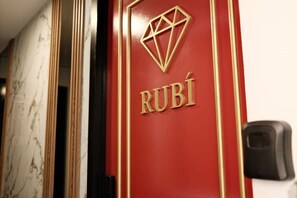 Interior - Suite Rubí Red Room | Prime Location in Centrito Valle (San Pedro Garza García)