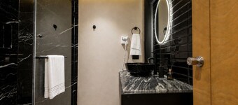 Suite Rubí Red Room | Prime Location in Centrito Valle