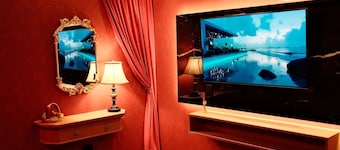 Suite Rubí Red Room | Prime Location in Centrito Valle