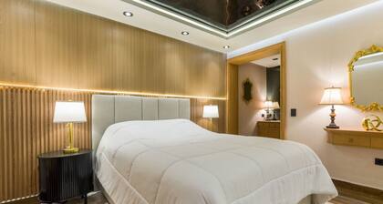 Suite RubĂ Red Room | Prime Location in Centrito Valle