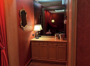 Interior - Suite Rubí Red Room | Prime Location in Centrito Valle (San Pedro Garza García)