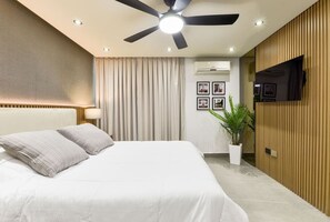 Escritorio, wifi, ropa de cama