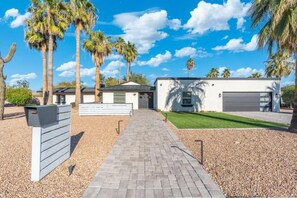 Front of property - Tropical Villa by Glam Homes (Scottsdale)