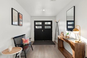 Interior detail - Tropical Villa by Glam Homes (Scottsdale)