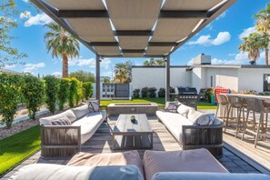 Terrace/patio - Tropical Villa by Glam Homes (Scottsdale)